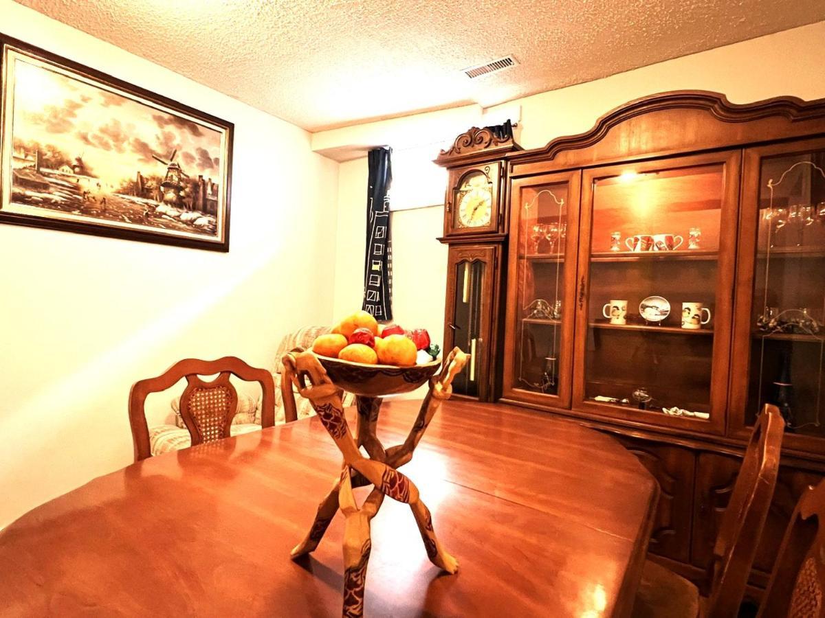 Lovely Comfy Home Private Bath In Central YYC Exterior photo