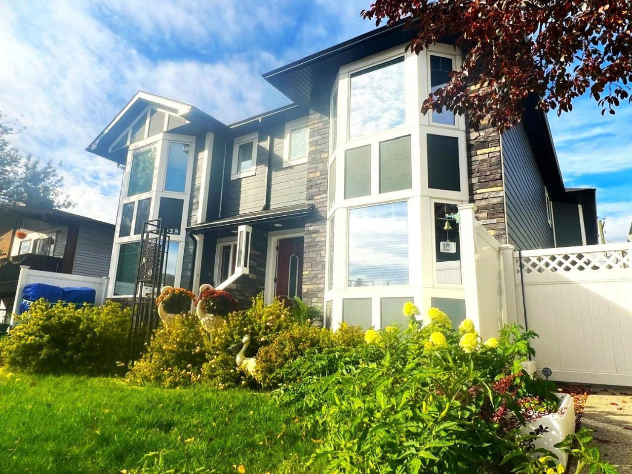 Lovely Comfy Home Private Bath In Central YYC Exterior photo